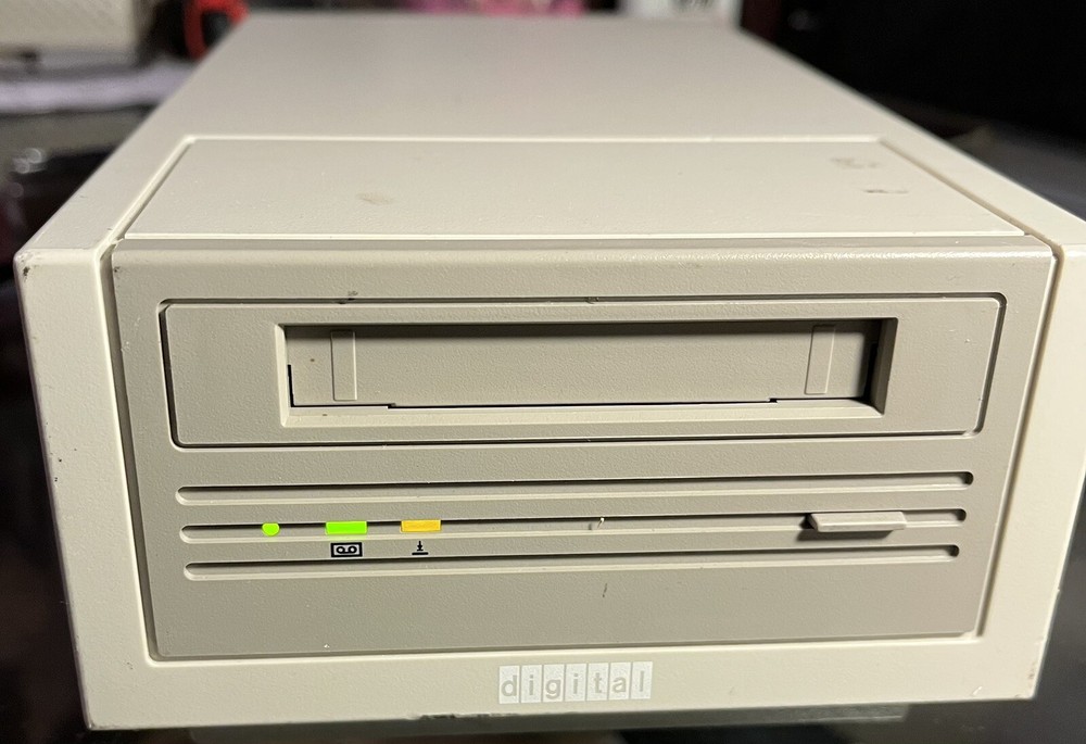 DEC DIGITAL  TLZ07-DA  External DDS Tape Drive . SCSI Interface.