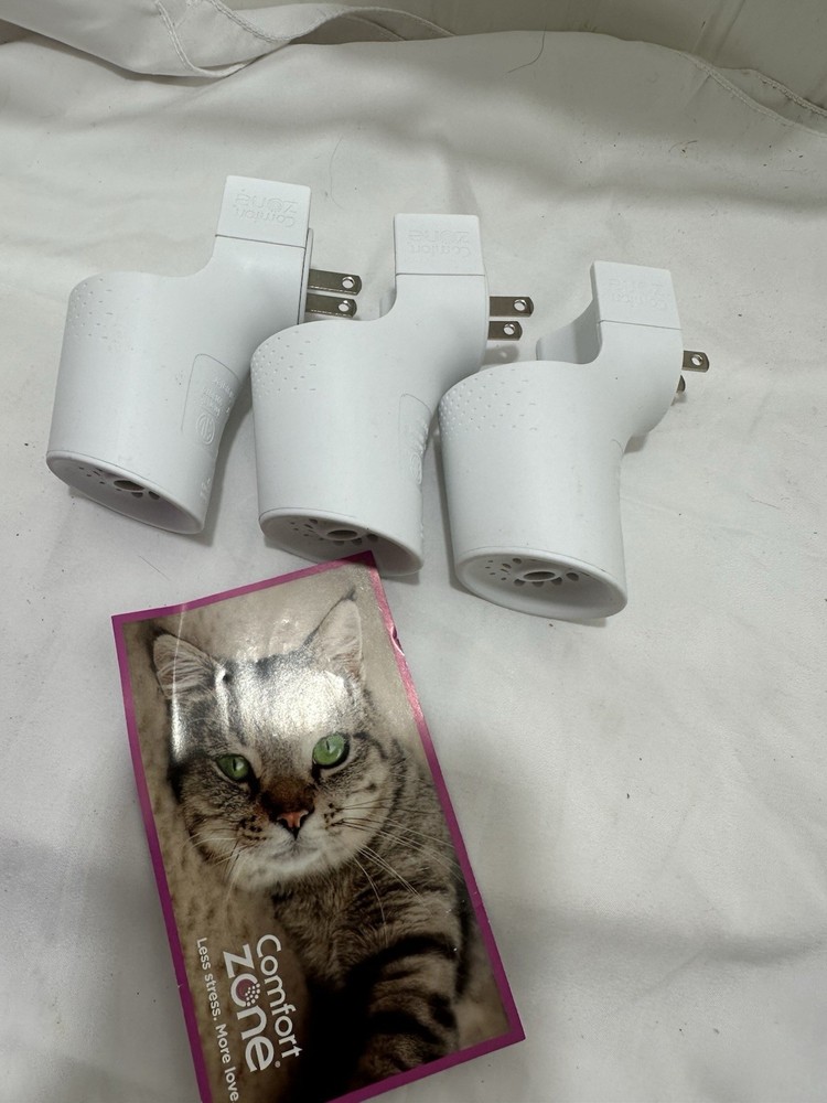 Comfort Zone Cat Calming Diffuser Kit, Cat Pheromone, 3 Diffusers and 6 Refills