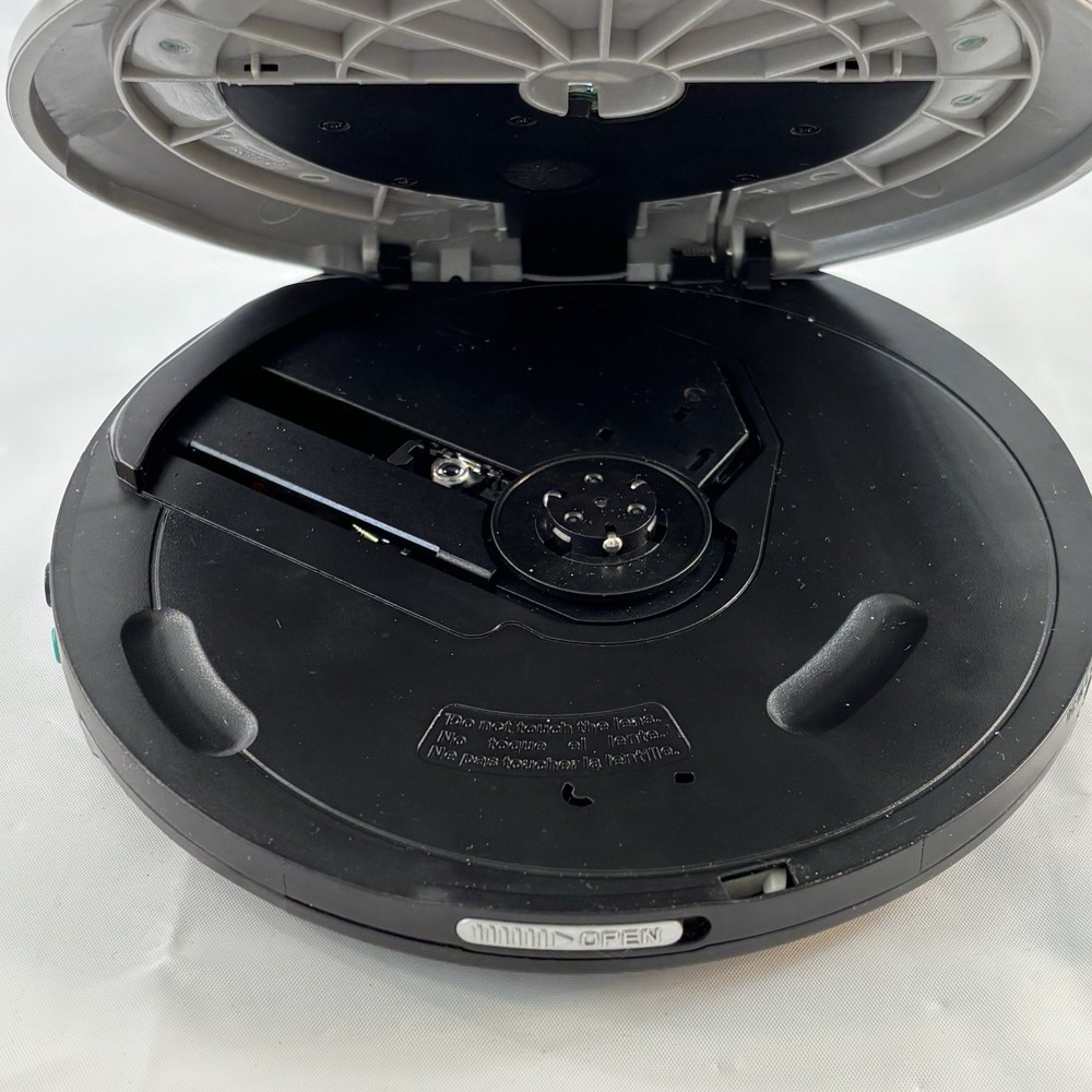 Durabrand CD-898 MP3 Anti-Skip Repeat Portable CD Player Silver BROKEN SCREEN