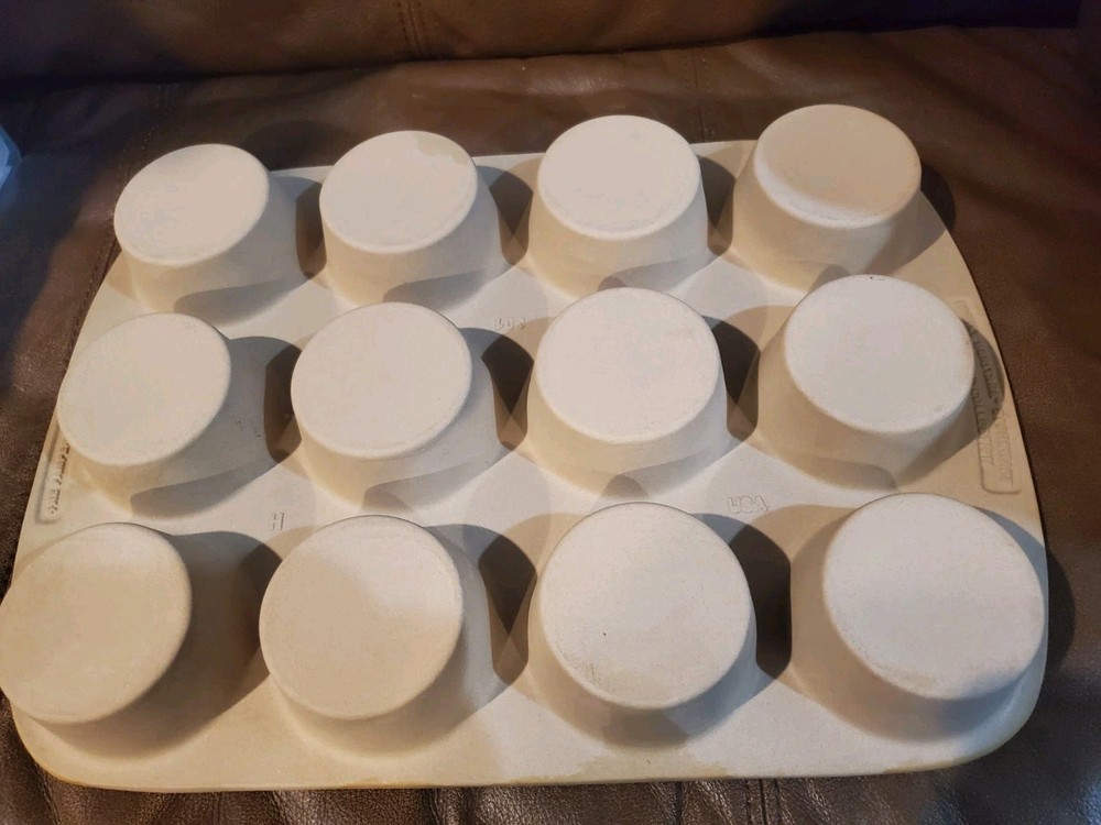 Pampered Chef Stoneware Muffin Pan 12 Count Baking Cupcake Stone Sheet EUC