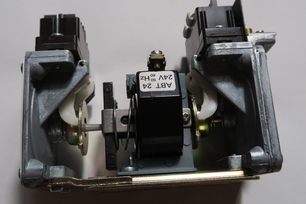 Cutler Hammer D80J Eaton Delay Timer Series A2 D80AM Magnet Assembly