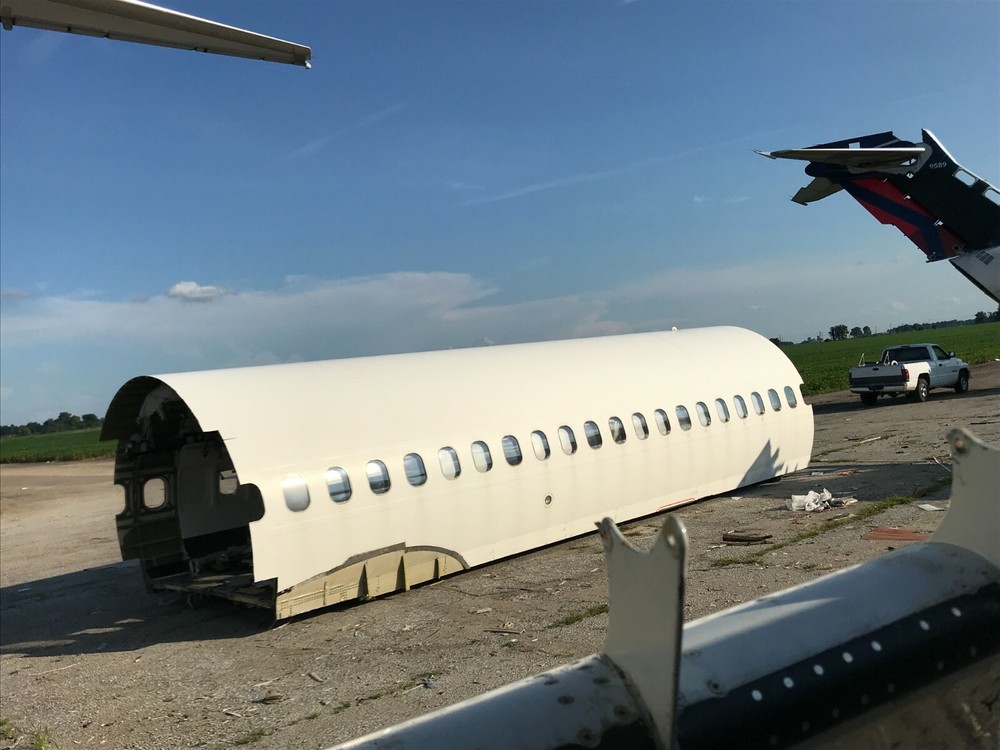 MD90 Aircraft, airplane fuselage sections