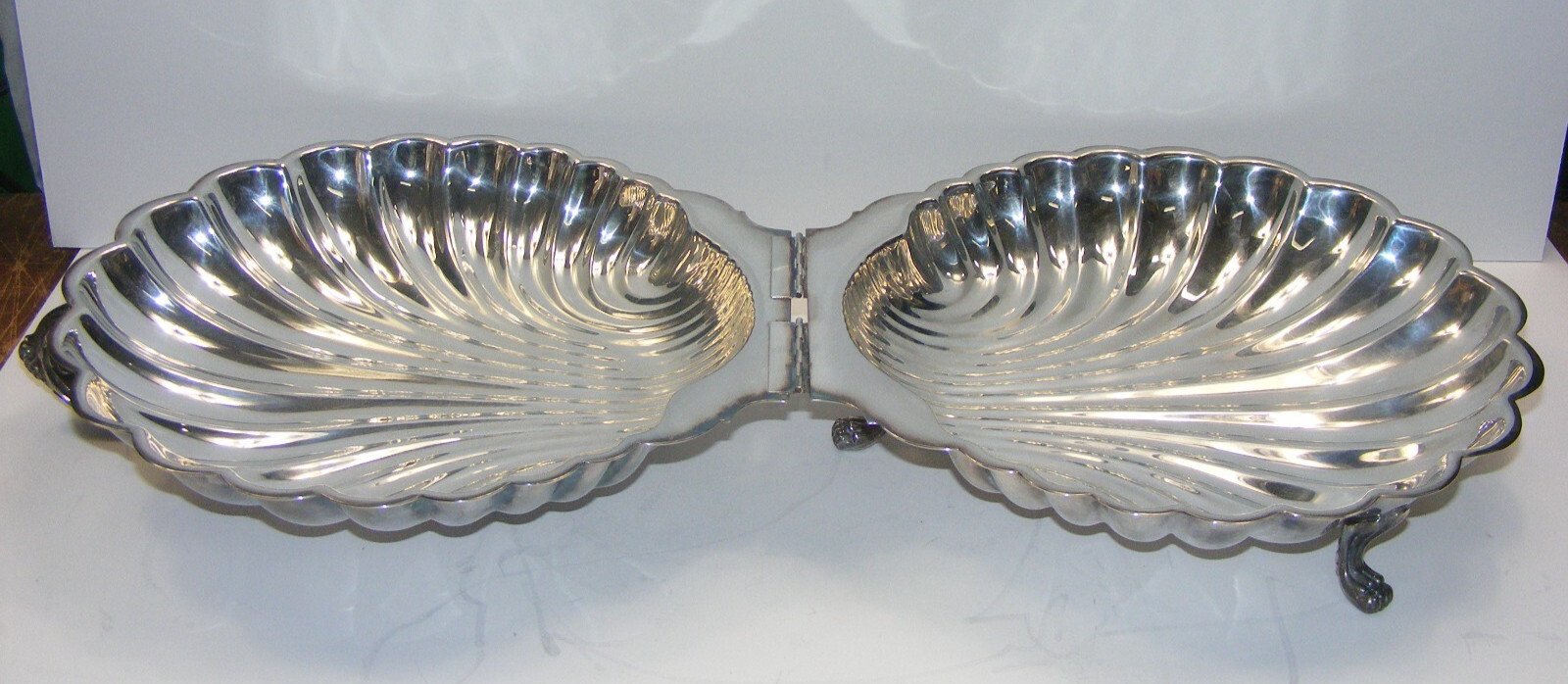 Vintage Silverplate Covered Double Dish Hinged Scalloped Clam Shell 4-south