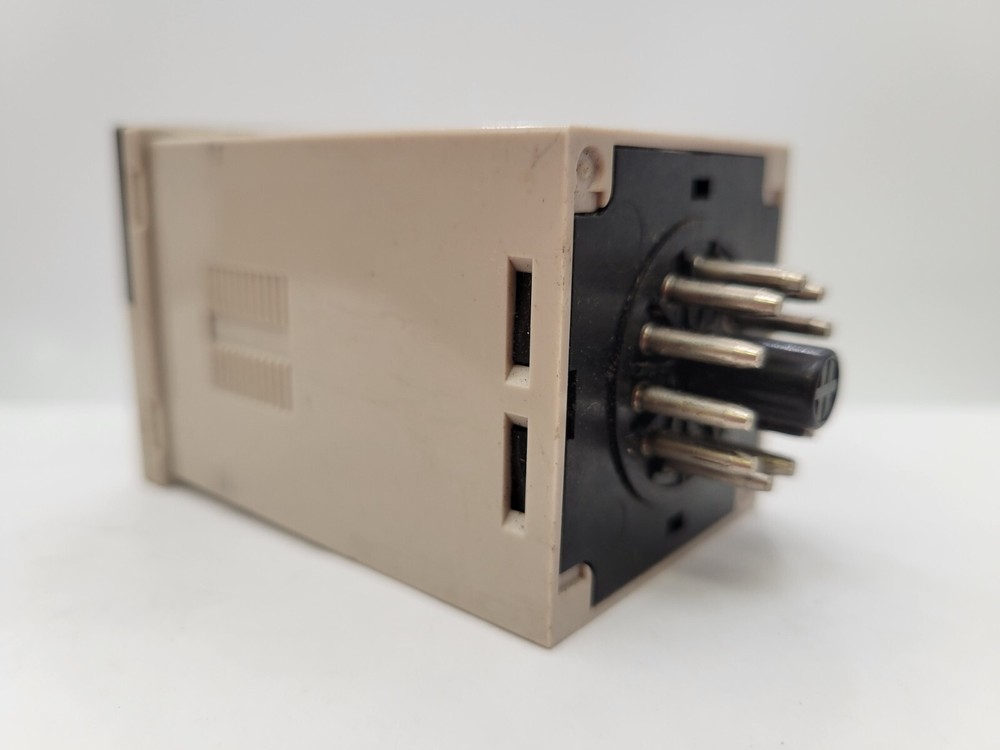 Omron H3CA-A Solid State Timer Plug-In SPDT 3-Digit Display 3A 24-240V 11-Pin