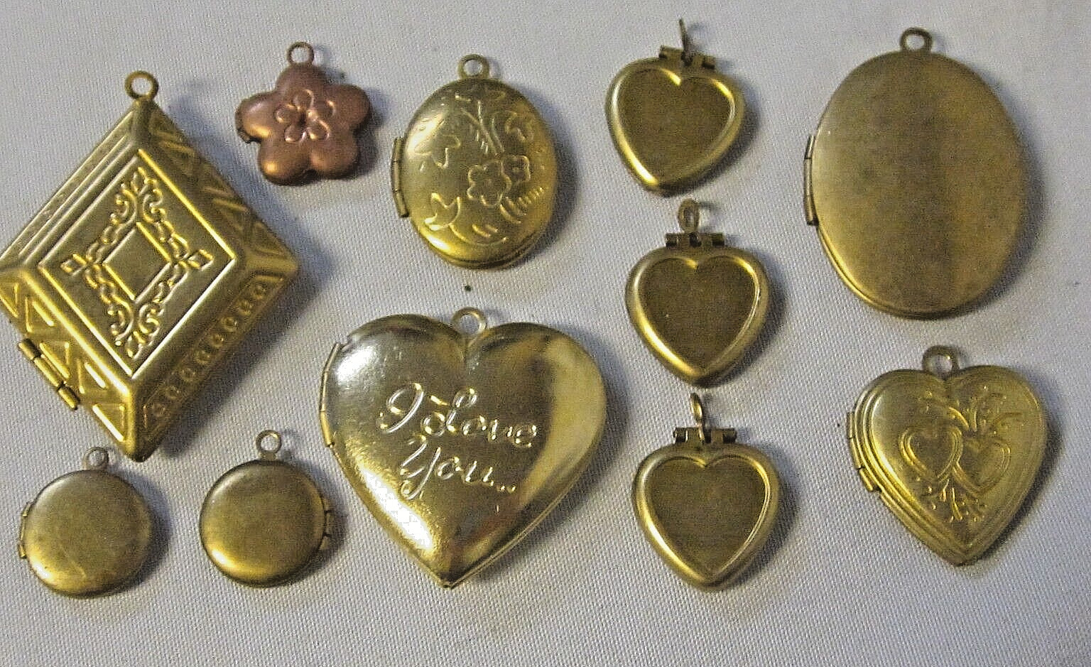 11 VTG MODERN LOCKETS HUGE LOT BRASS FINDINGS FLOWER HEARTS NOS PENDANTS CHARMS