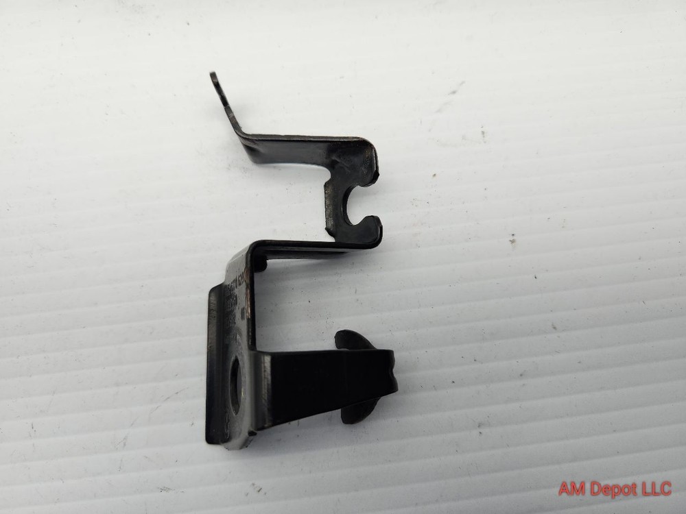 2009 BMW 135i 128i E82 E88 Front Left ABS Sensor Cable Holder / Bracket 6770629