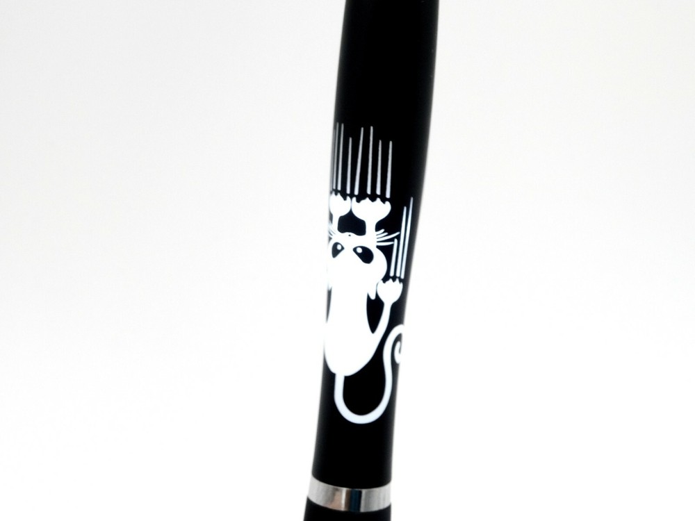 Lighted cat scratching ink pen