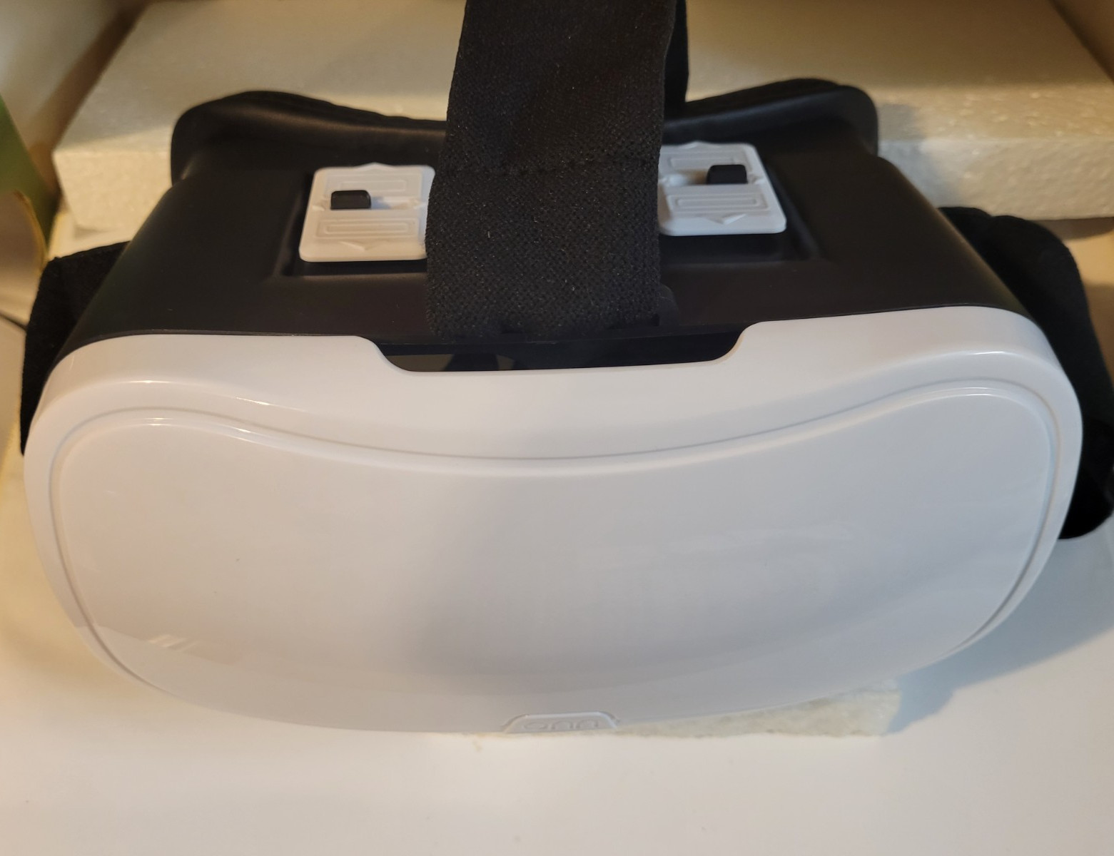 ONN White virtual reality smartphone headset