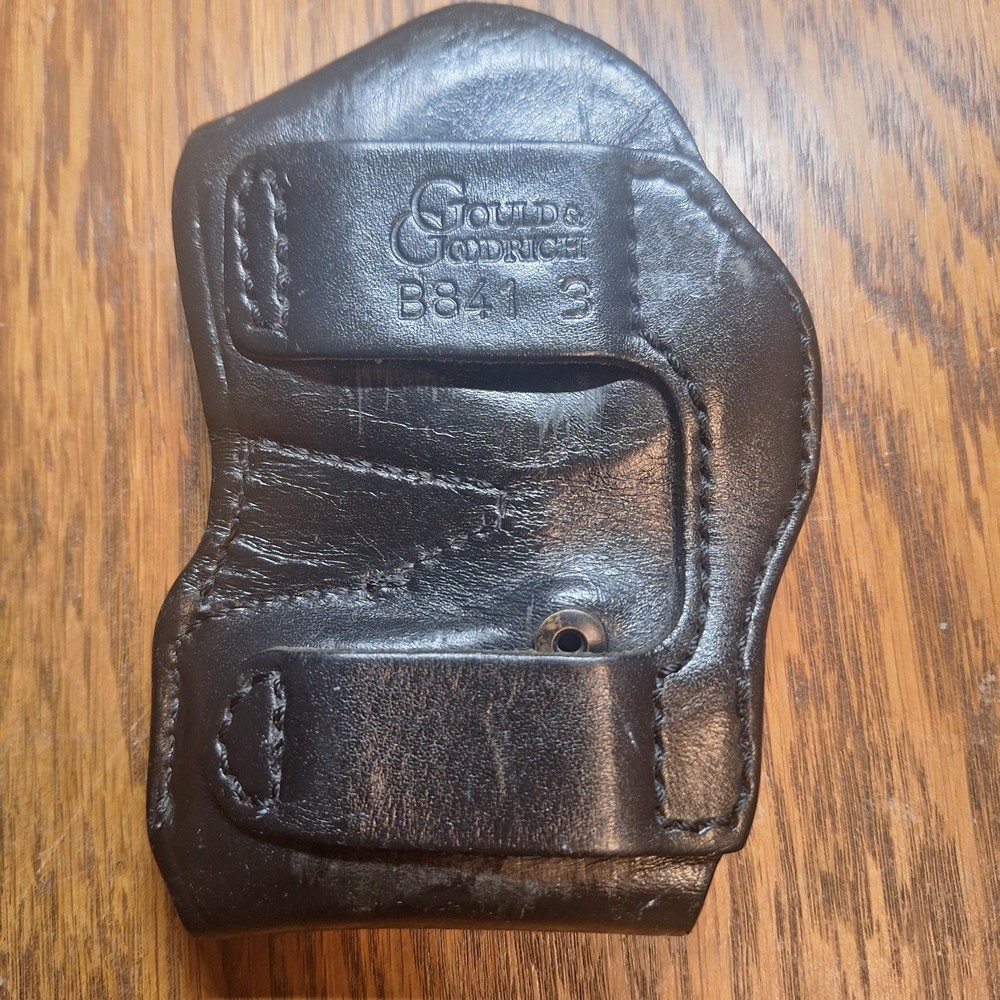 Gould & Goodrich B 841 SIZE 3 HANDCUFF & MAG CASE