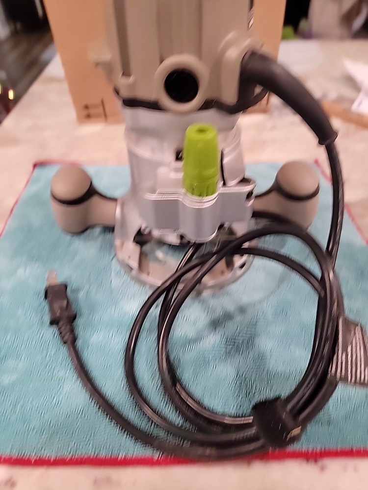 BLUE HAWK PLUNGE ROUTER