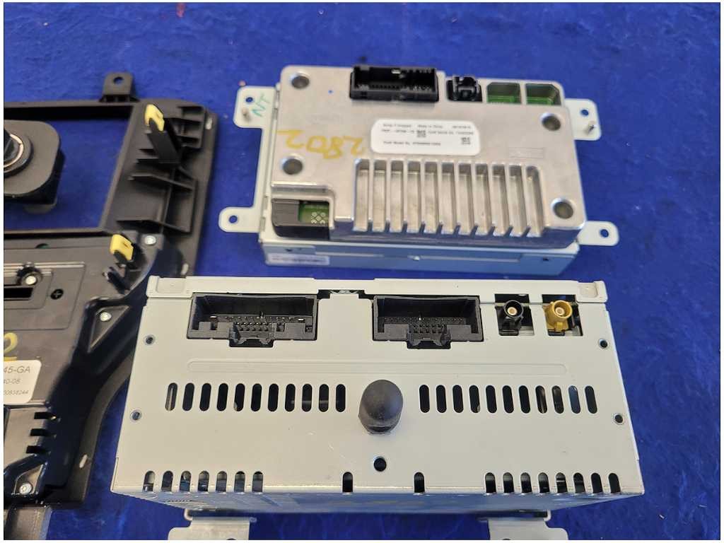 2015 Ford Mustang GT S550 Radio Sync Receiver Audio Info Screen Face Plate 2802