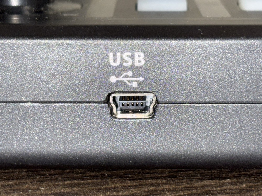 Behringer X-Touch Mini ultra-compact universal USB MIDI controller for PC Unit