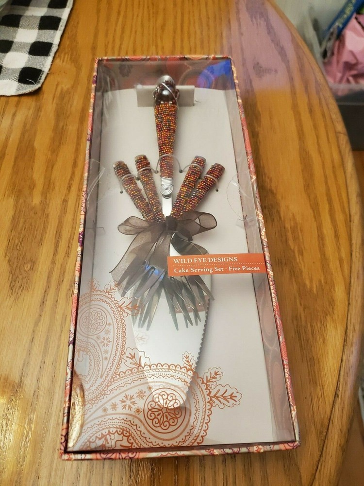 Wild Eye Designs cake serving set-