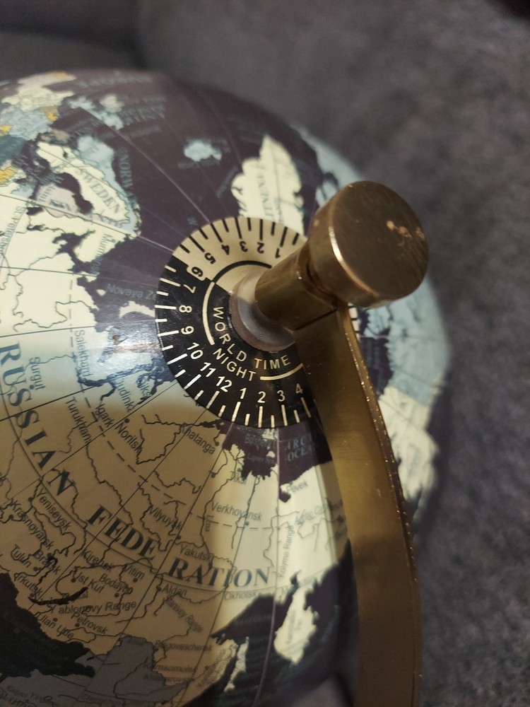 2020 Black Small Globe DesignCo 15in