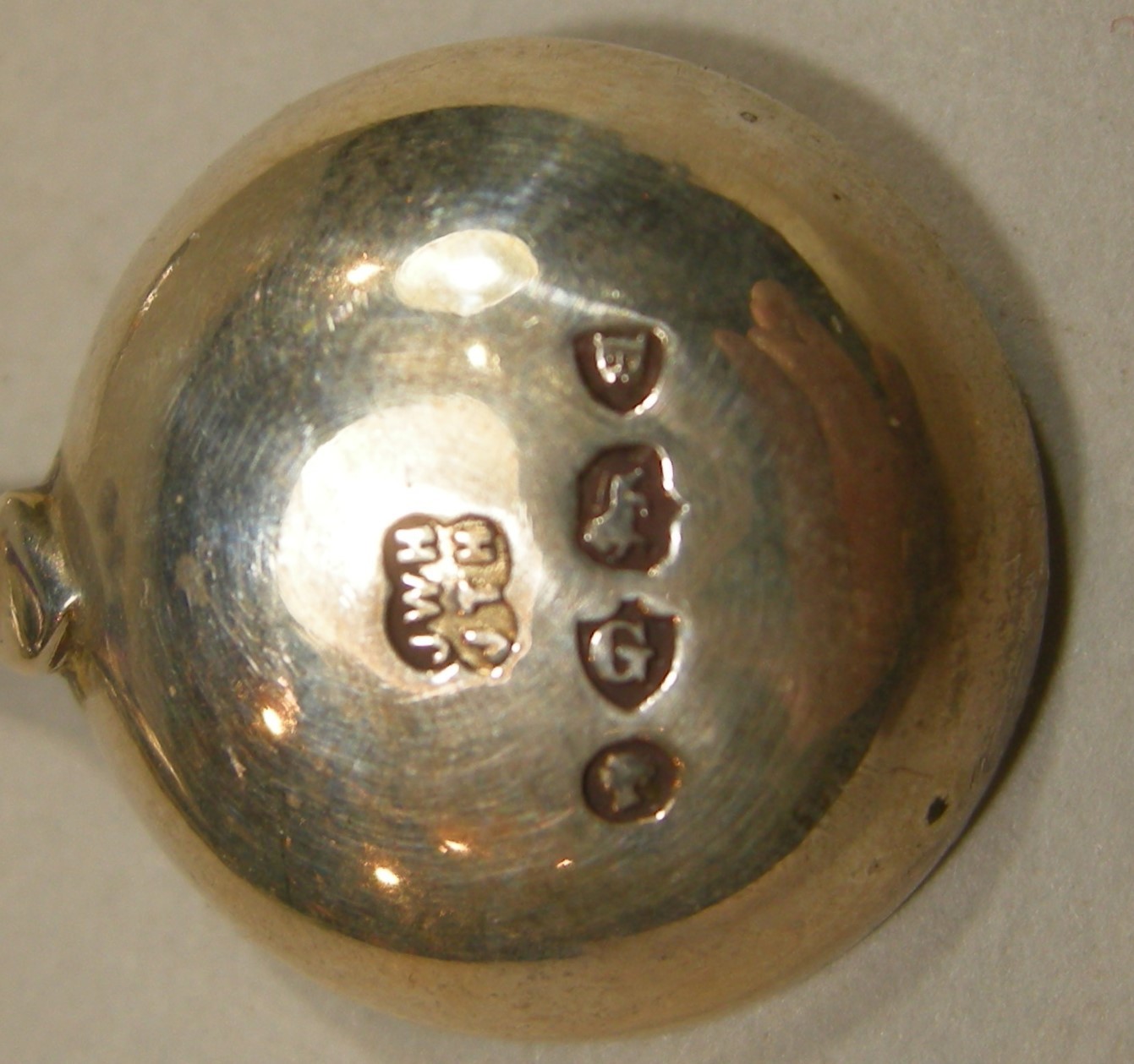 Cased Pr. Victorian Sterling Salt Cellars & Spoons (Lon. 1882 J.Hukin & J.Heath)