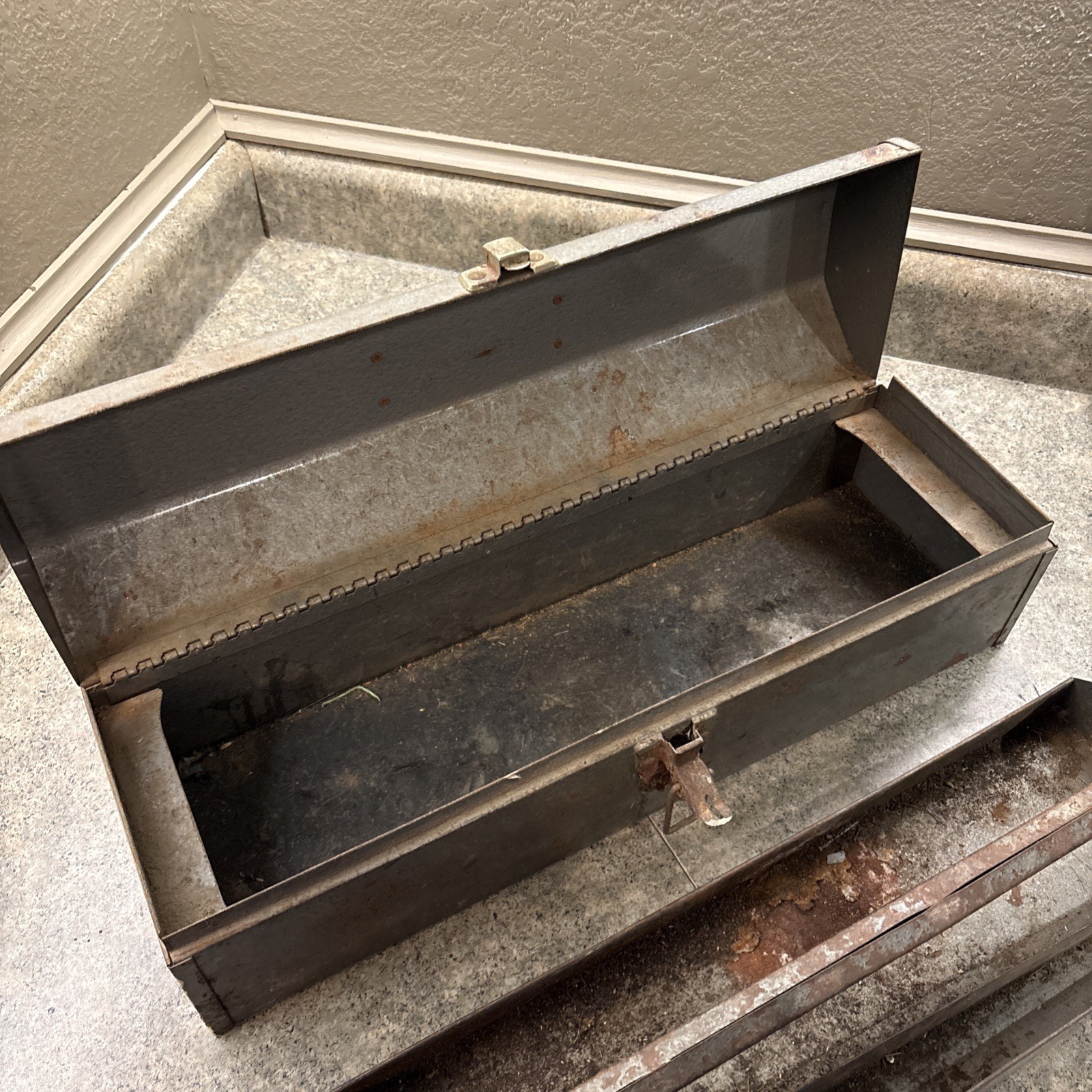VINTAGE CRAFTSMAN 19-3/4" TOMBSTONE STEEL TOOL BOX, 65161, w/ TRAY