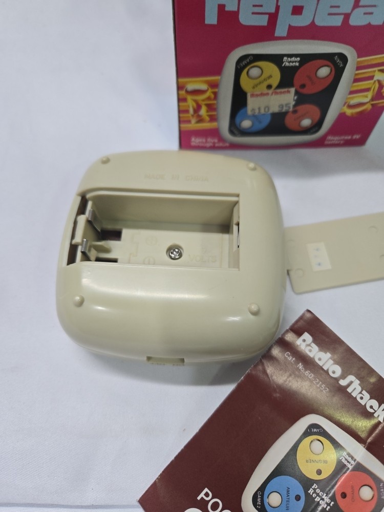 Radio Shack Electronic Repeat Vintage 9V Handheld Memory Dexterity Game Simon