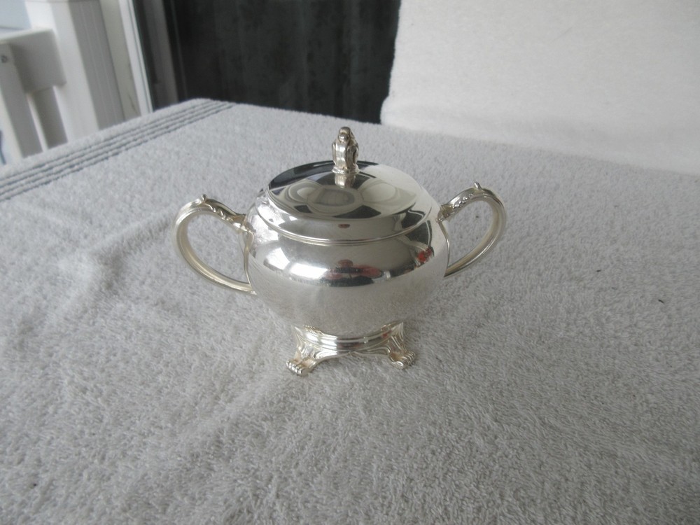 QUALITY~~ ~[ ONEIDA LTD ] SILVERPLATED LIDDED SUGAR BOWL ~CLEAN!!!!