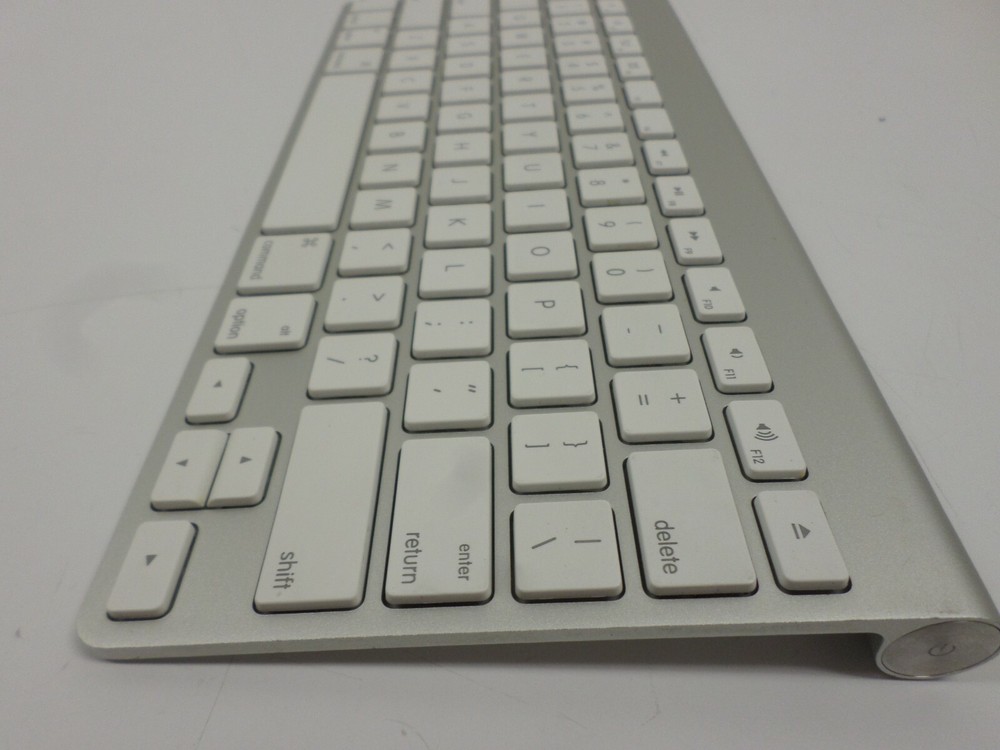 Apple A1314 Wireless Keyboard - Silver