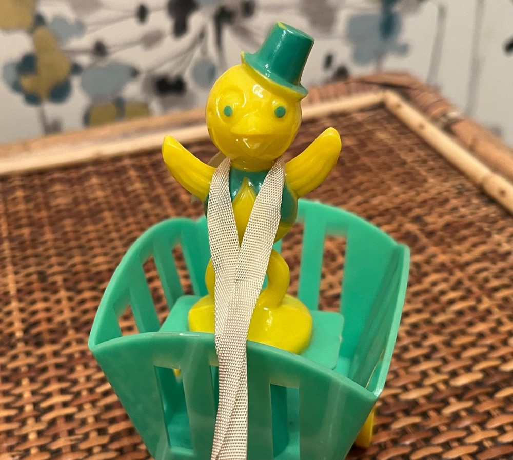Rosbro Rosen Plastic Easter Lamb Pulling Cart w/ Top Hat Chick