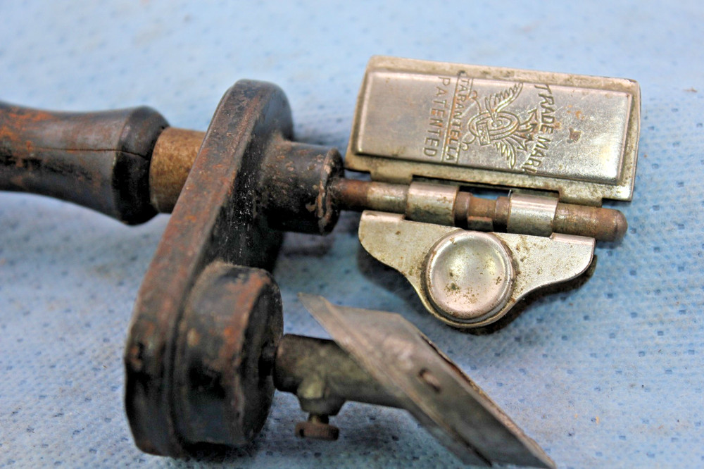 TARANTELLA HAND HELD ROTATING RAZOR SHARPENER