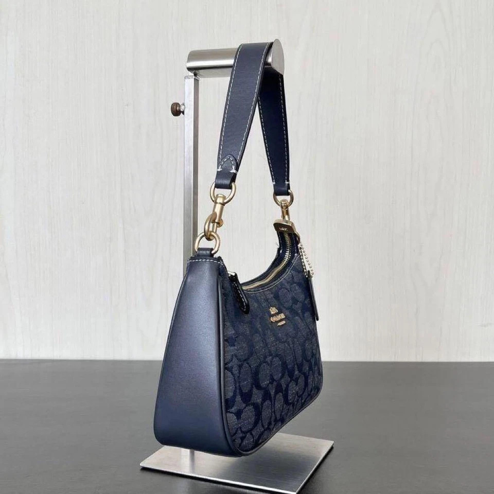 CH 139 shoulder bag