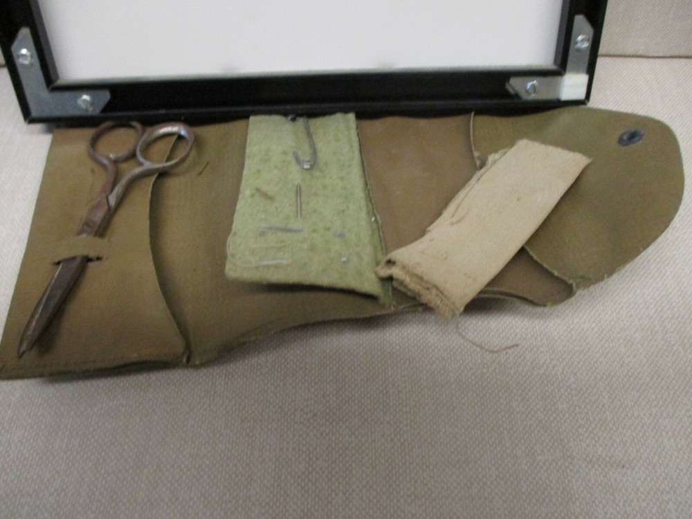 WW II ENLISTED MAN'S SEWING KIT