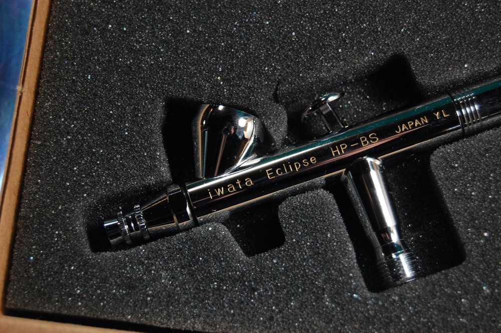 Iwata HP-BS Eclipse Airbrush - Small Gravity Feed + Air Hose - Silver