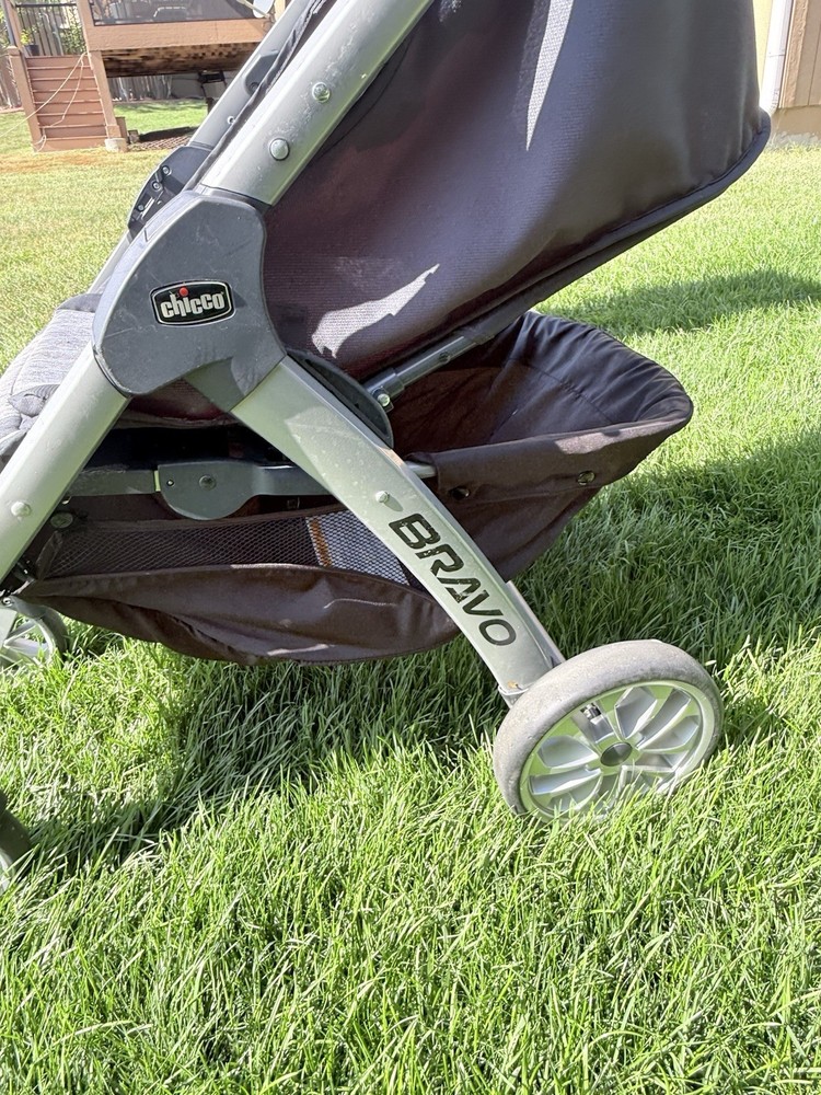 Chicco Bravo Quick-Fold Stroller Gently Used Easy One-Hand Fold Compact