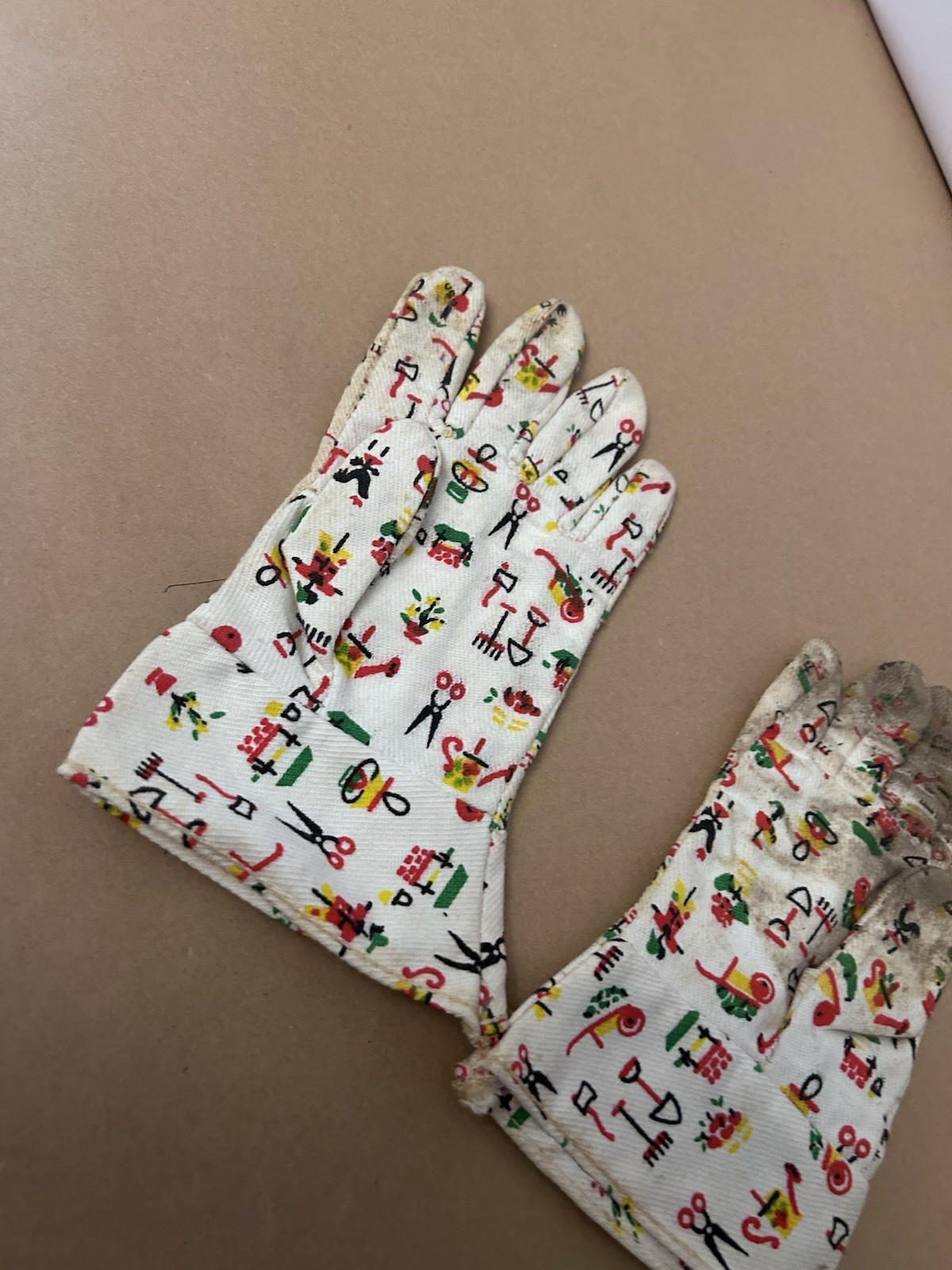VTG small gardening gloves with design