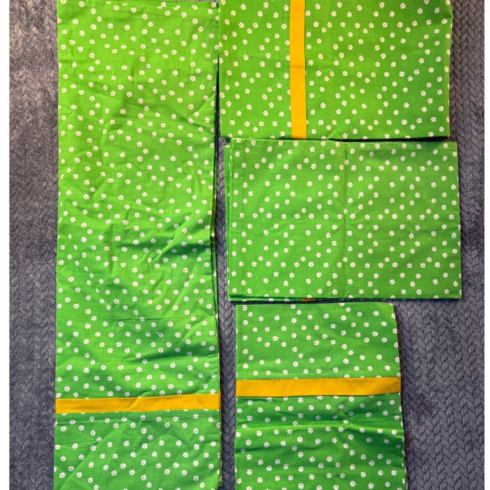 Vintage Set of 4 Handmade Pillow Cases Daisies Bright Green Floral MOD 60s 70s