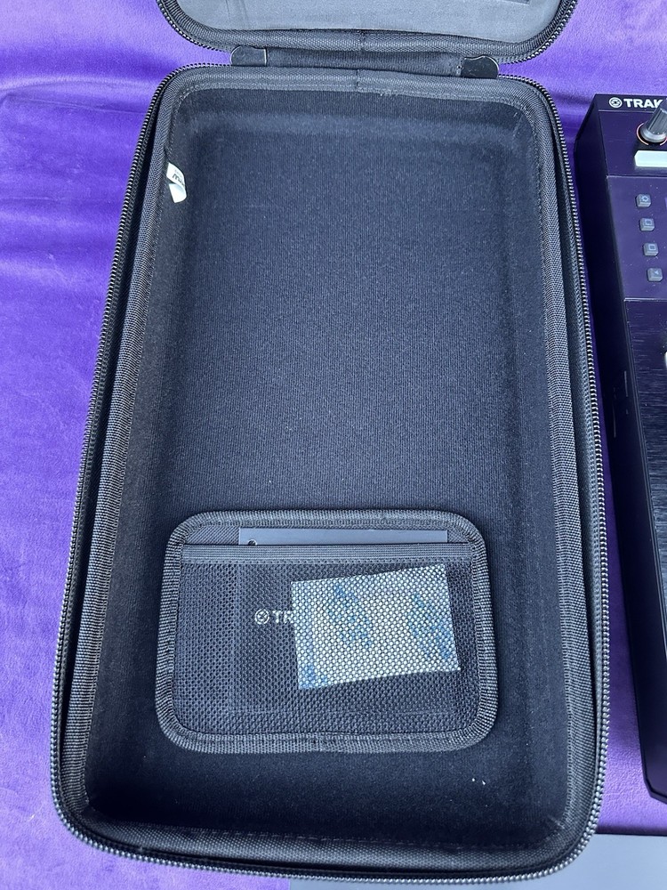 Native Instruments Traktor Kontrol D2 DJ Controller #2