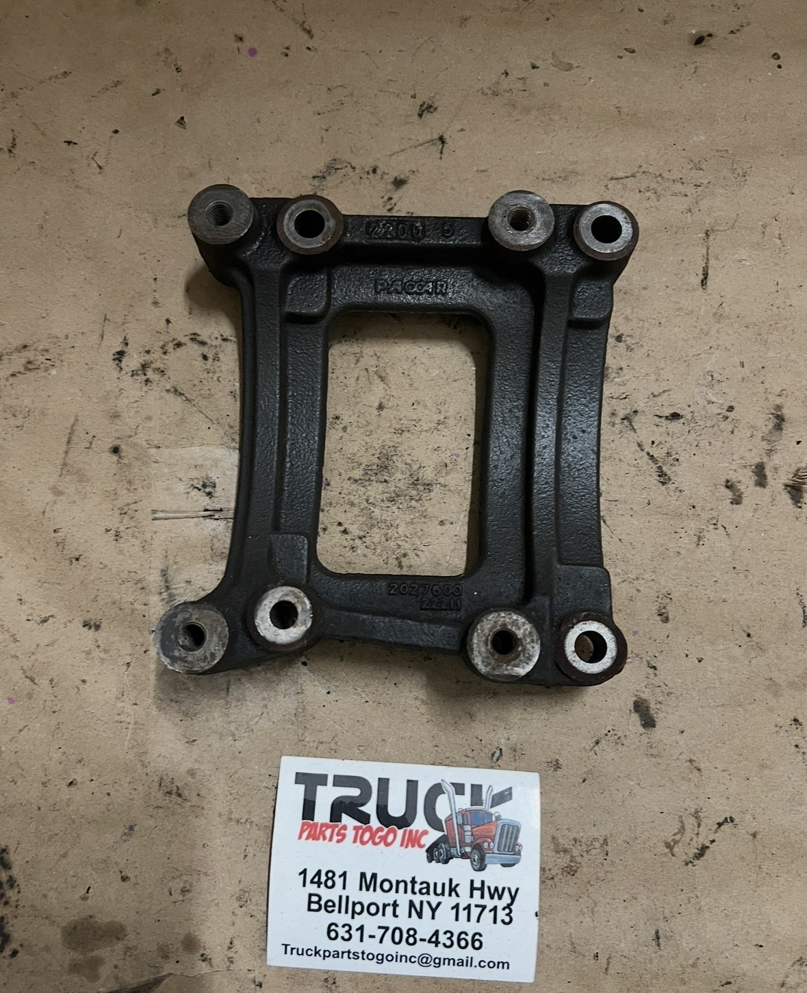 PACCAR - AC COMPRESSOR MOUNT BRACKET - USED P/N 2027600