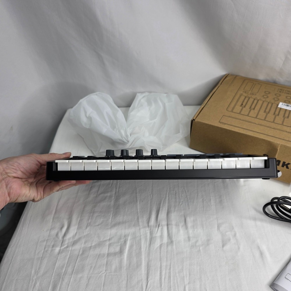 M-VAVE 25 Key USB MIDI Keyboard Controller W 8 Backlit Drum Pads Wireless