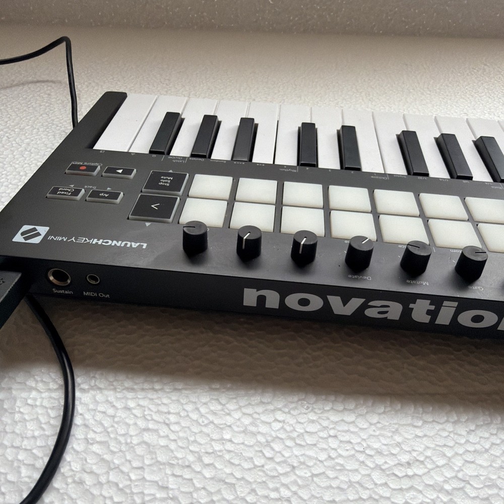 Novation Launchkey Mini Mk3 25 Mini-key Midi Keyboard Controller