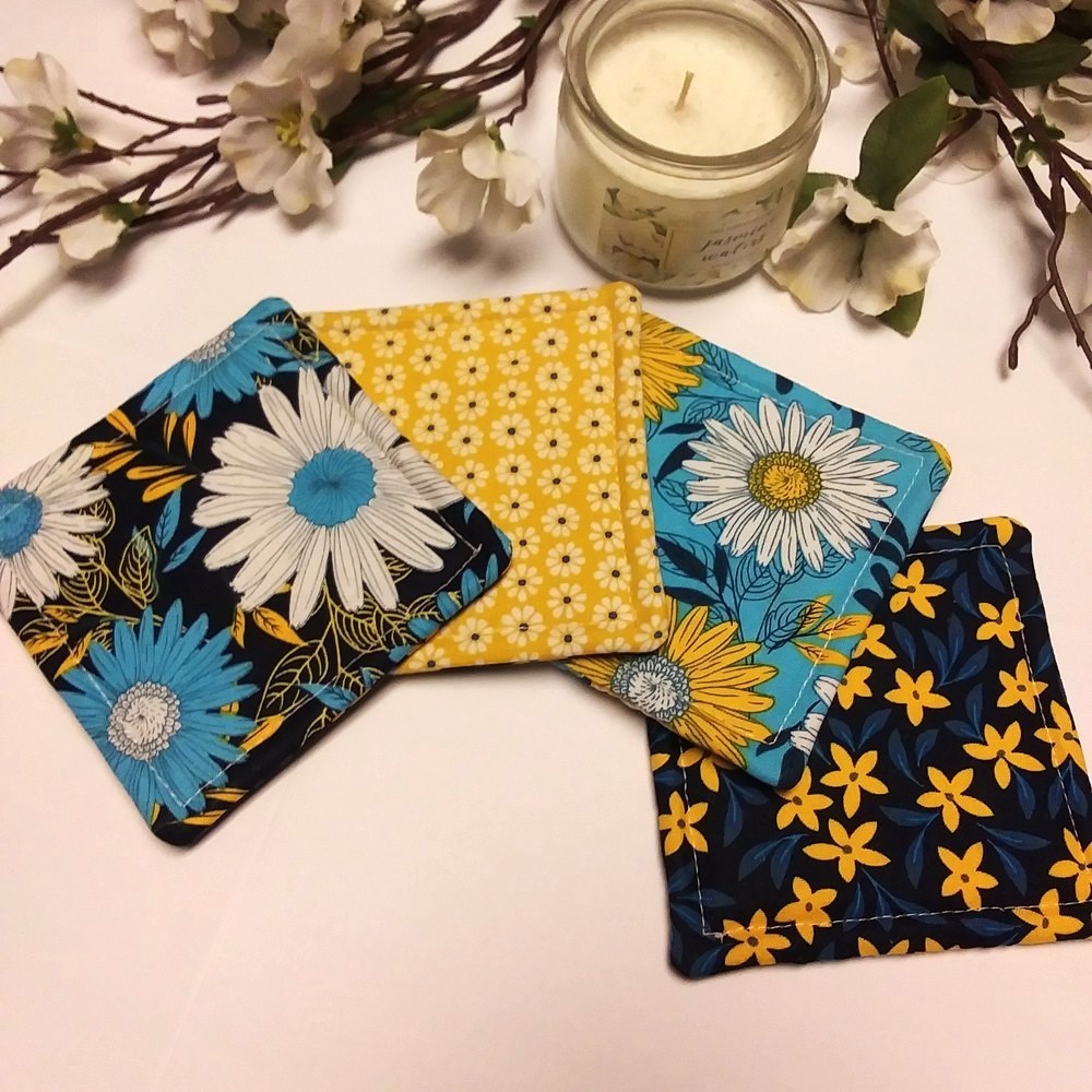 DARLING DAISIES 5pc Handmade Reversible Patchwork Coasters w/Holder & Button