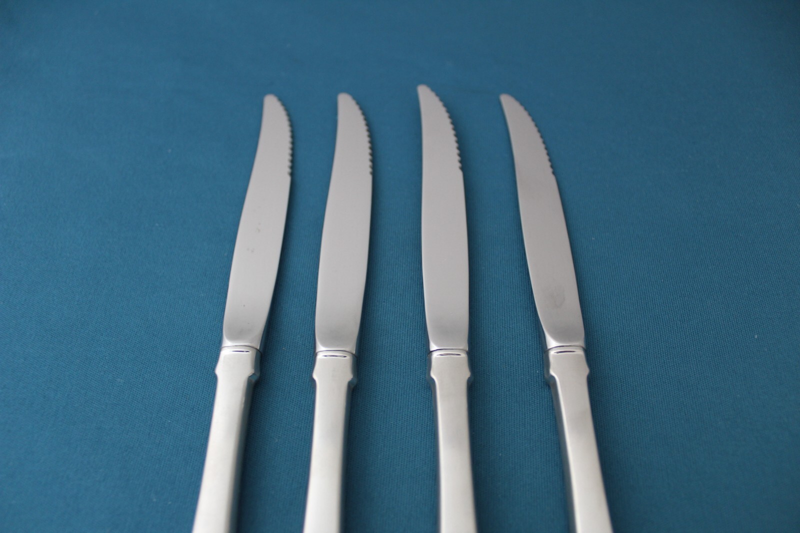 Oneida AMERICAN COLONIAL Steak Knives Hollow (Set of 4) Satin CUBE Stainless 9"