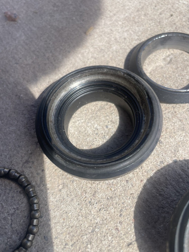 WTB grease guard 1 1/8" threadless headset in black lightly used