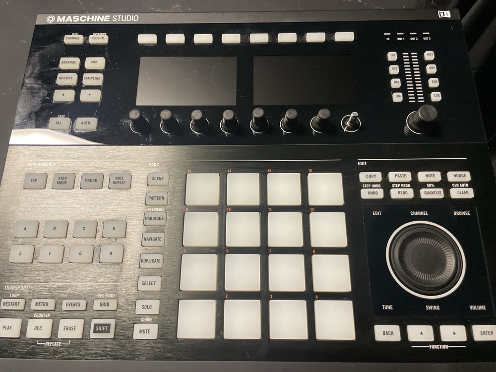 Native Instruments MASCHINE STUDIO Sampler & Sequencer Controller 16 Pad Black