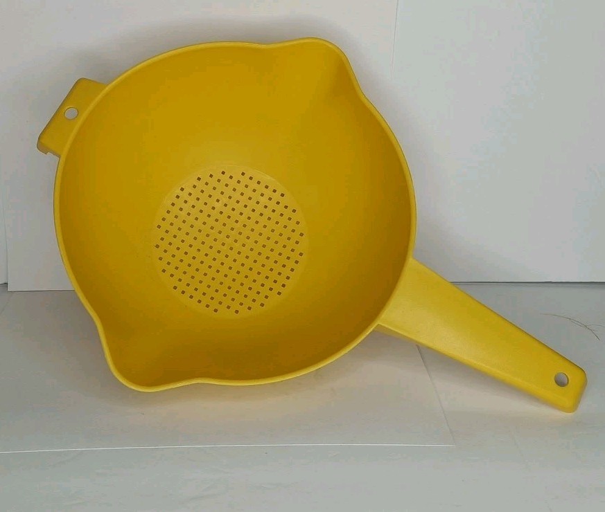 Vintage Tupperware Yellow Colanders Strainers 1 & 2 Quart Set 0f 2