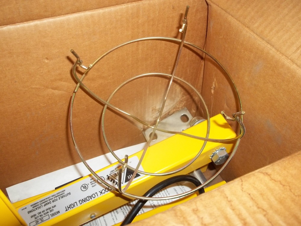 MARS TRI LITE DOCK LOADING LIGHT DL-40 SUITABLE FOR DAMP LOCATIONS (485)