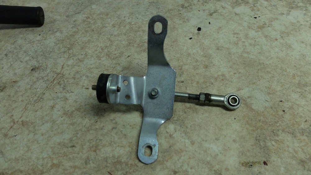 05 Harley Davidson FXDI Dyna Super Glide Engine Motor Mount