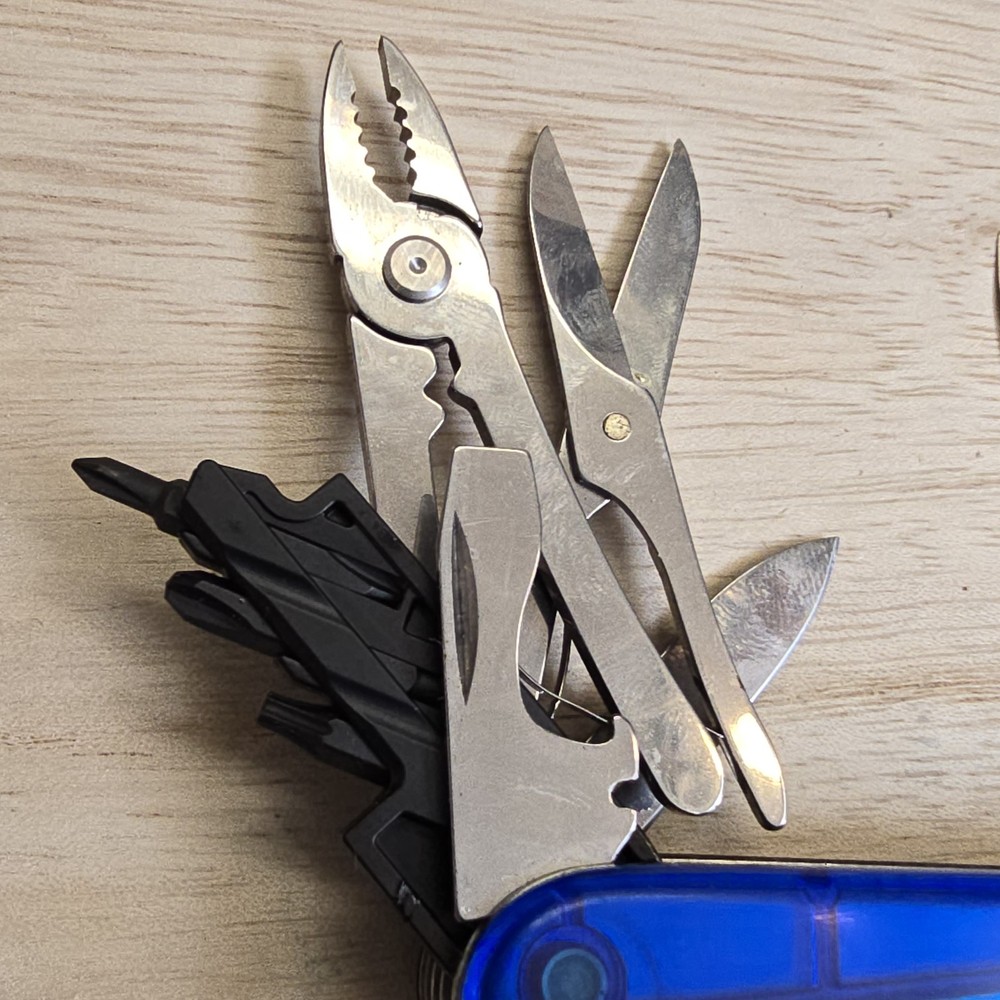 Victorinox CyberTool 41 Blue Saphire Translucent SAK 39 Function Tech Knife