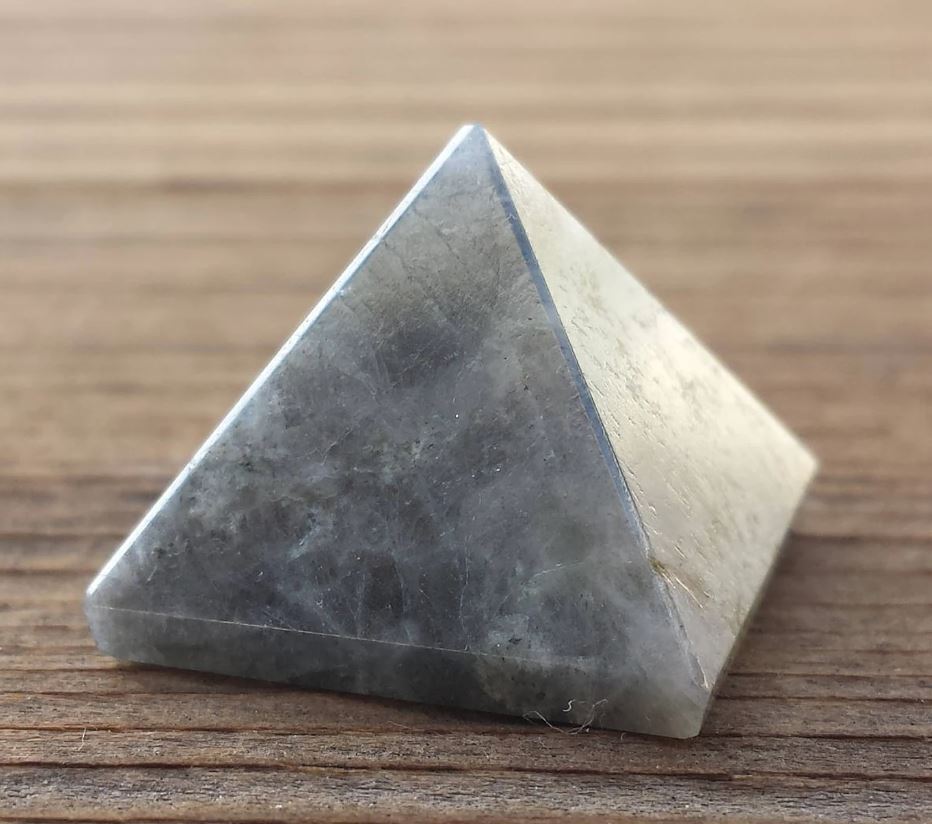 NATURAL IOLTE SMALL GEMSTONE PYRAMID 20-22mm
