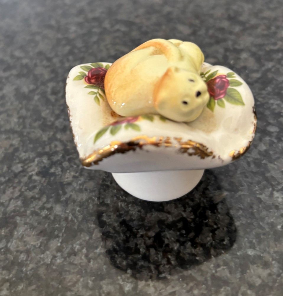 Royal Albert Miniature Tea Pot, Two Cats Playing