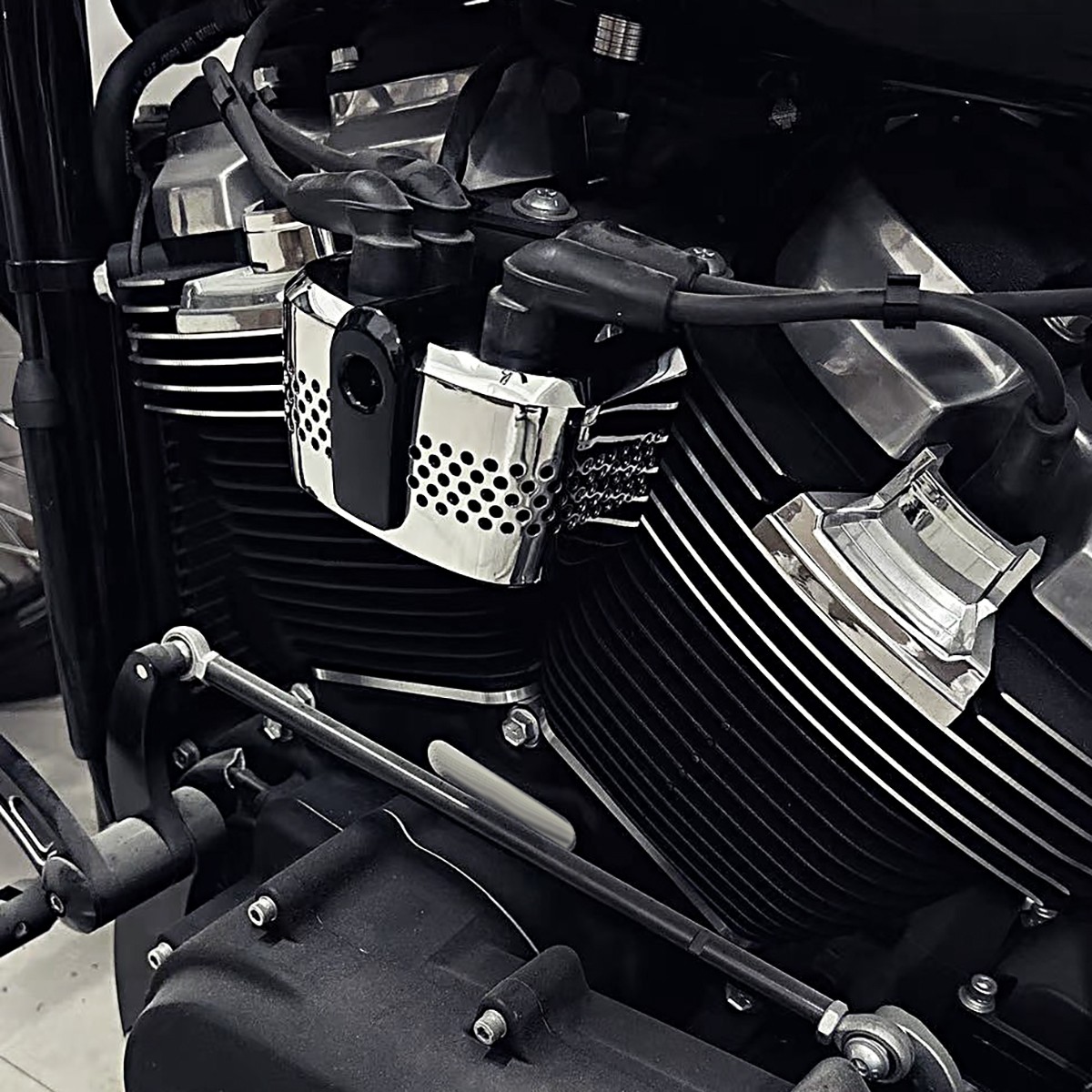 Chrome Metal gnition Coil Cover For Harley Softail Street Bob Breakout 18-22