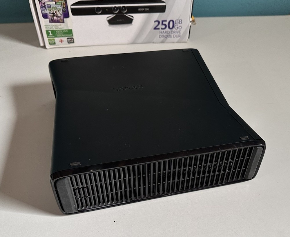 XBOX 360 4GB Video Game Console & Kinect Sensor
