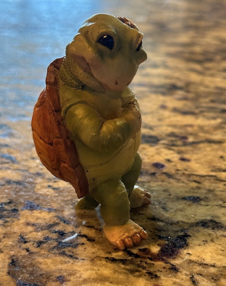 2000 W. U. I. RESIN TURTLE FIGURINE