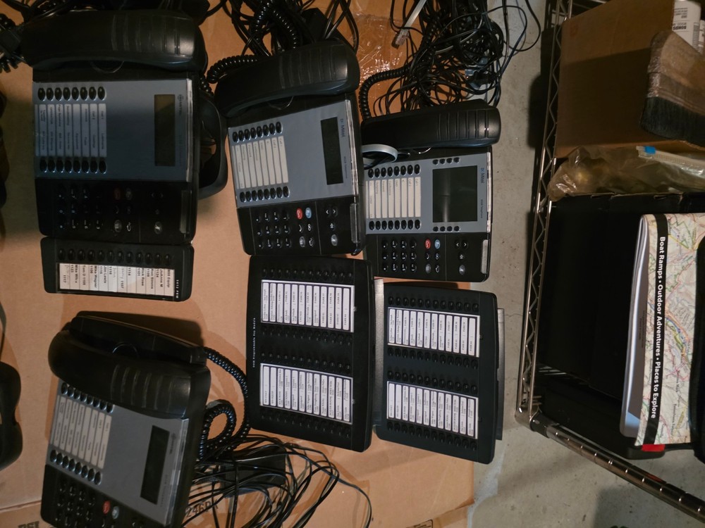 Phone Mitel System 21 Phones 9 Programable Key Module 4 head sets charging ports
