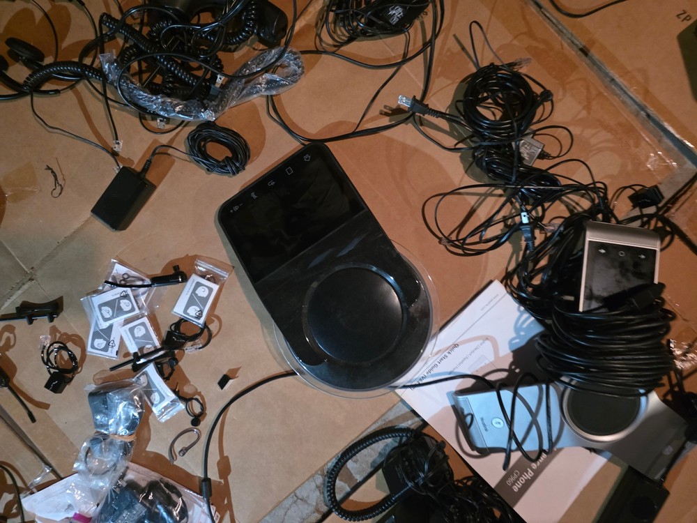 Phone Mitel System 21 Phones 9 Programable Key Module 4 head sets charging ports